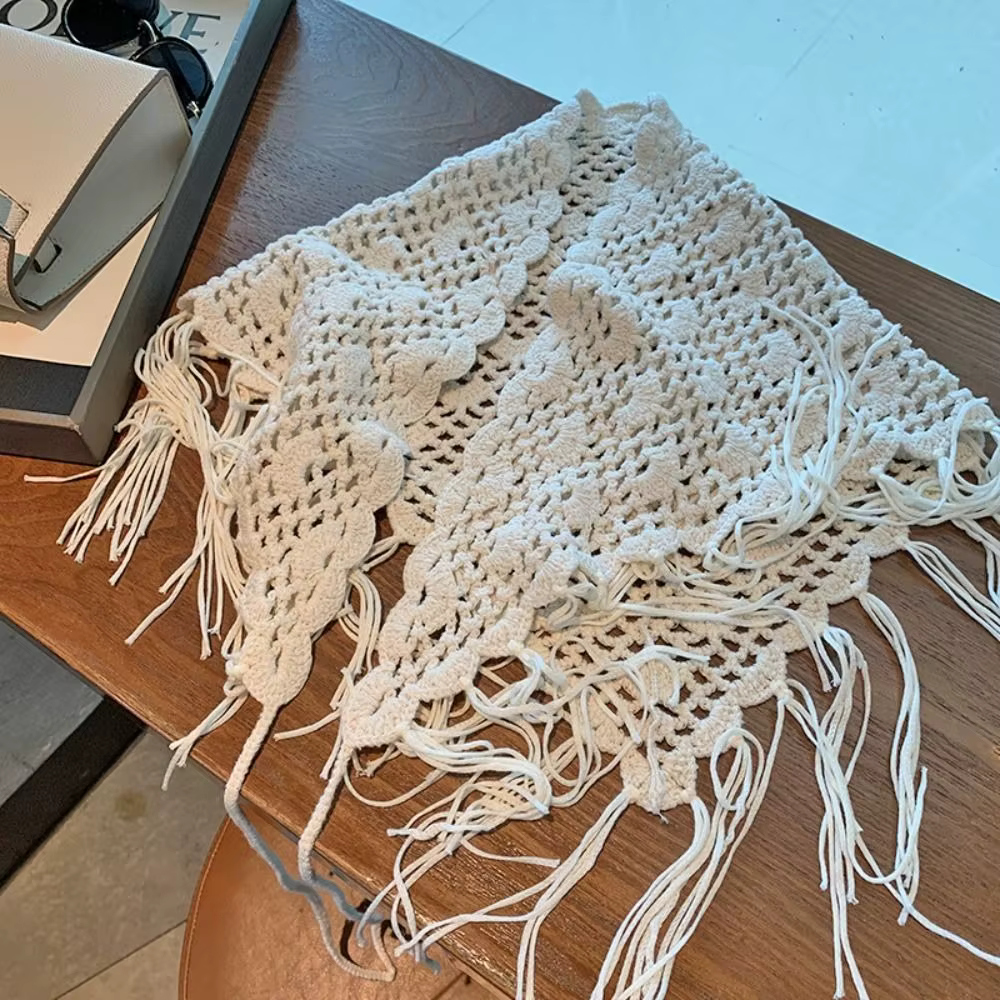 Écharpe triangulaire tricotée à pompons style bohème