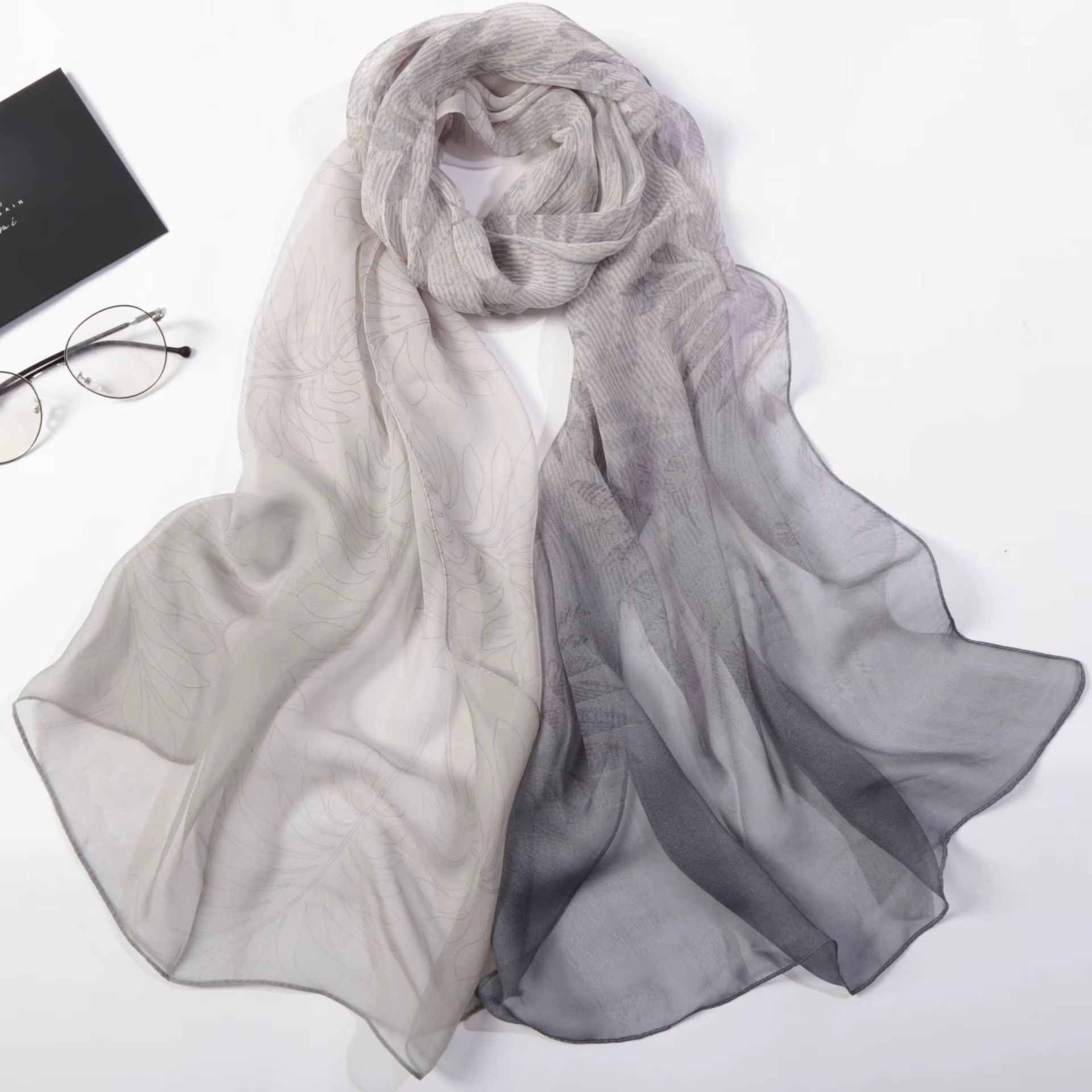 Écharpe longue en mousseline de soie dégradée à motif feuille