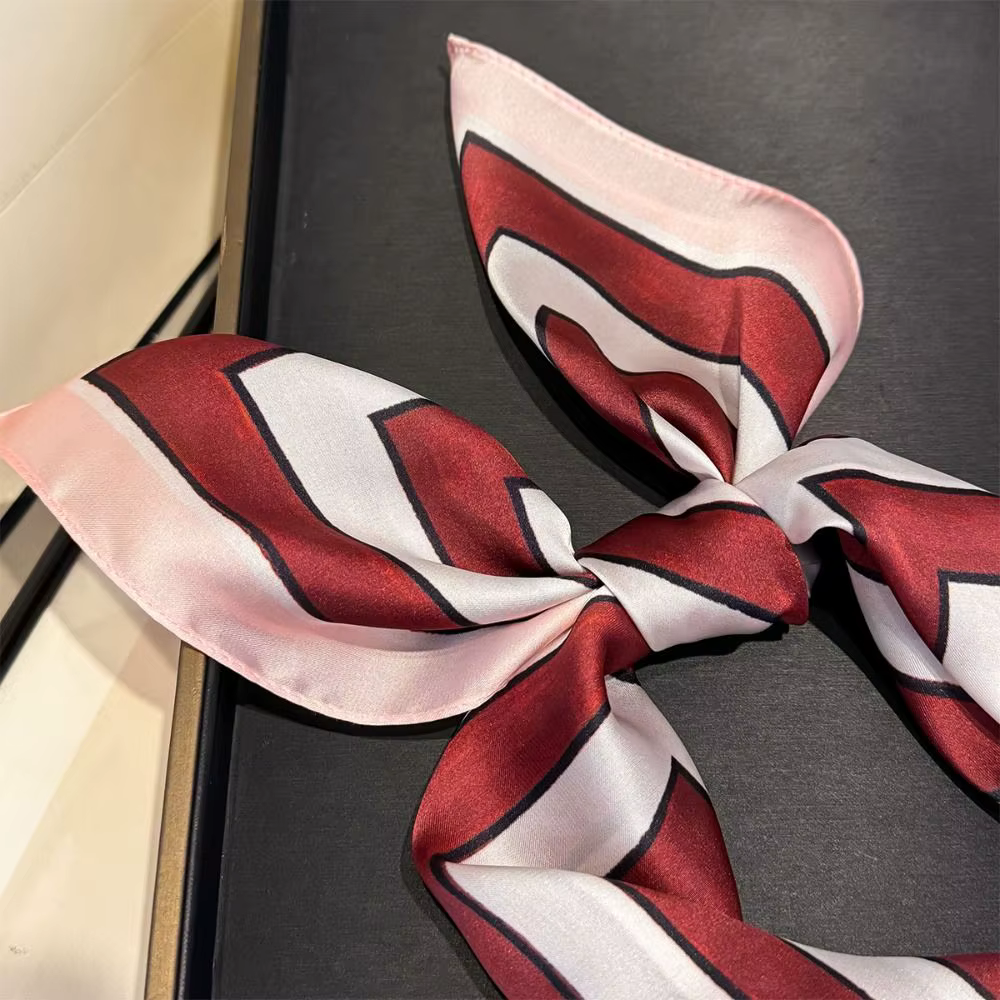 Foulards carrés en soie à rayures géométriques