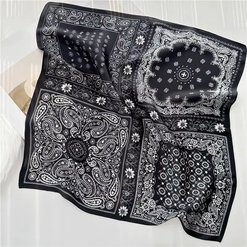◮ Foulard carré en soie motif fleur de cajou pour femme