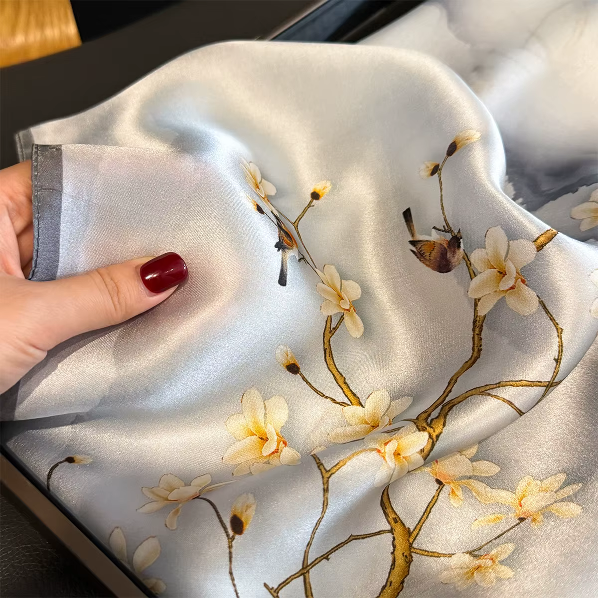 Foulard carré 53 cm en soie de mûrier 100% naturelle pour femme