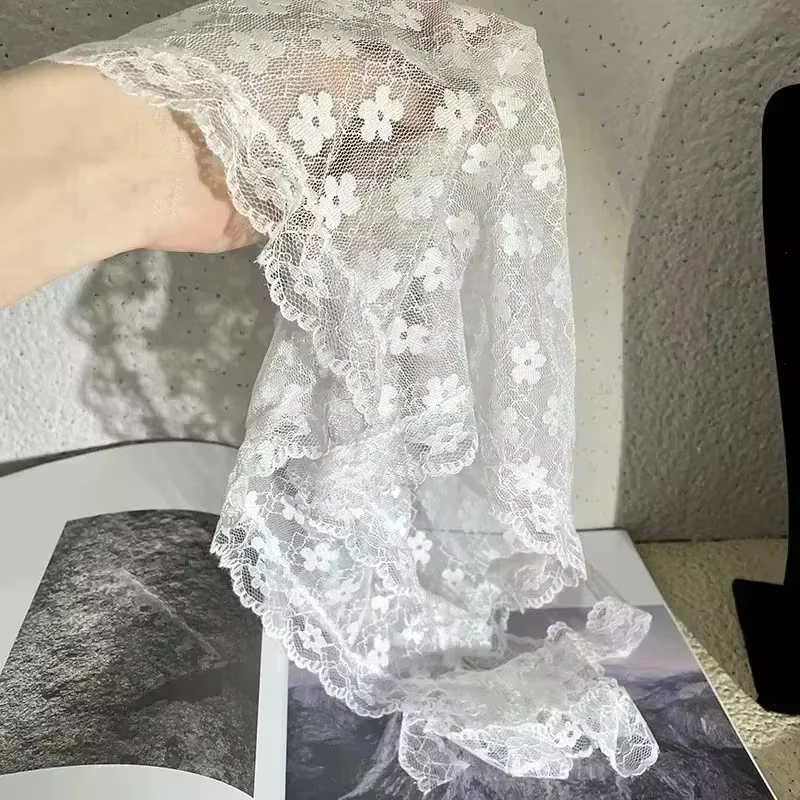 Écharpe triangulaire en dentelle brodée pour femme