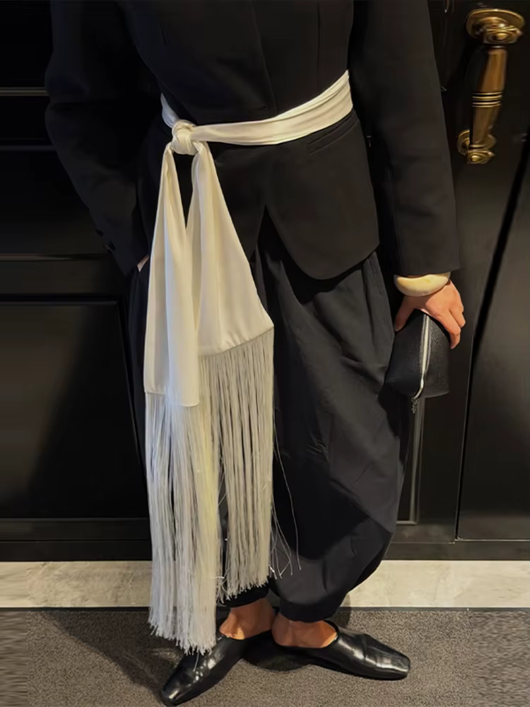 Écharpe en satin à franges et pompons pour femme