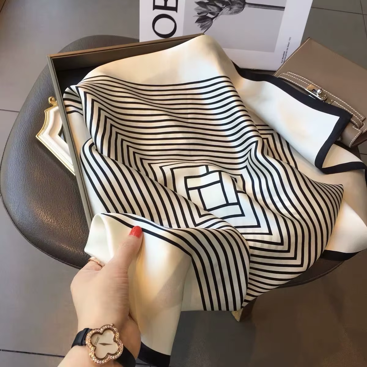 Foulard en soie rayé noir et blanc pour femmes