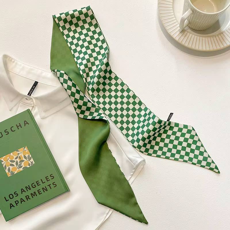 Écharpe longue et fine en satin vert pour femme