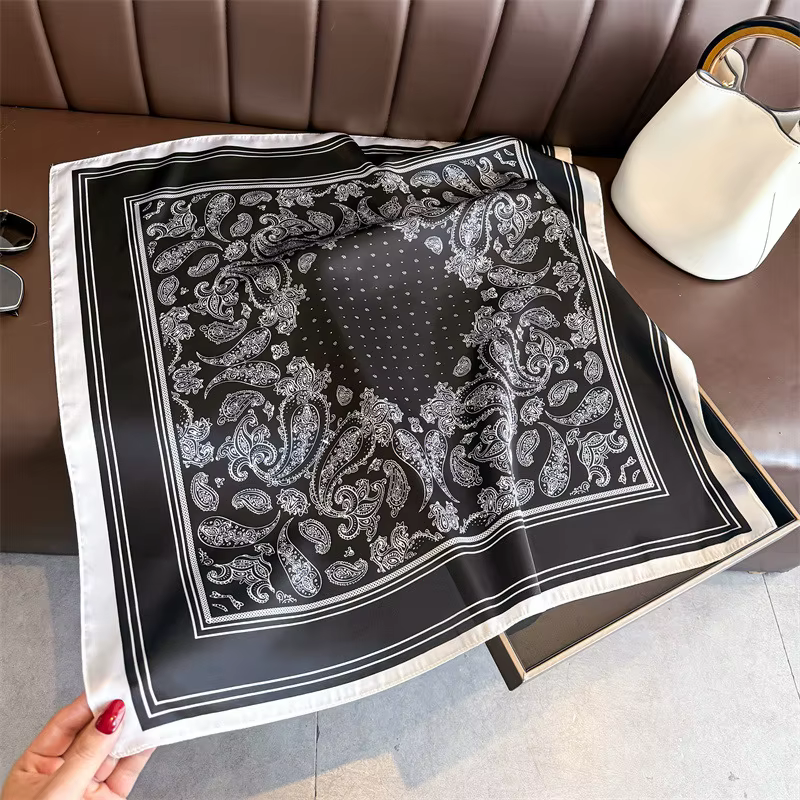 Foulard en soie noir imprimé de luxe pour femme