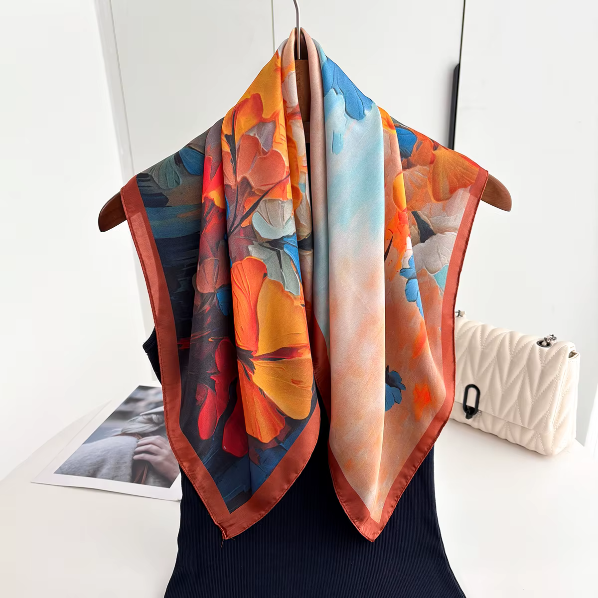 Foulard carré élégant pour femme en imitation soie à motif floral