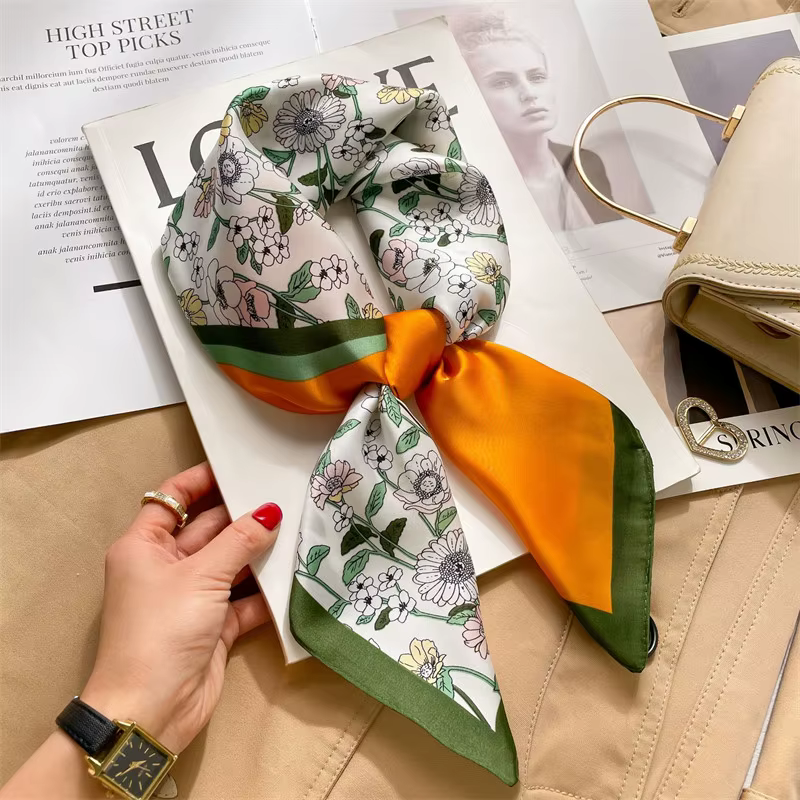 Foulard Carré à Rayures de Luxe pour Femme