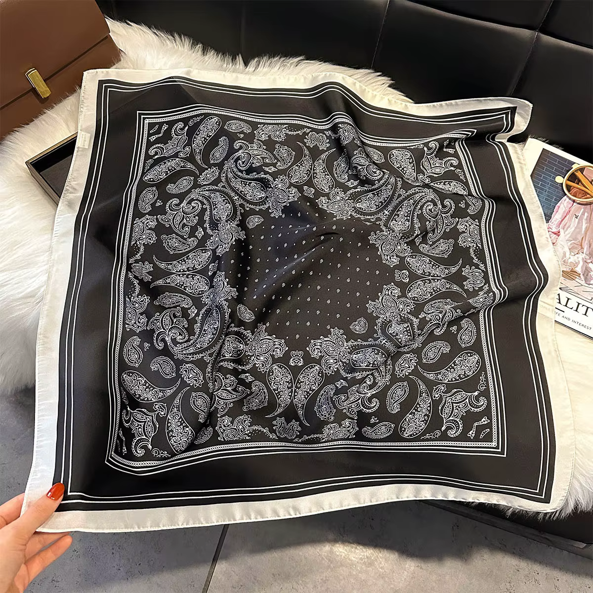 Foulard carré en soie pour femmes
