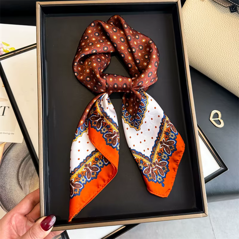 Foulard carré en soie au design rétro pour femme