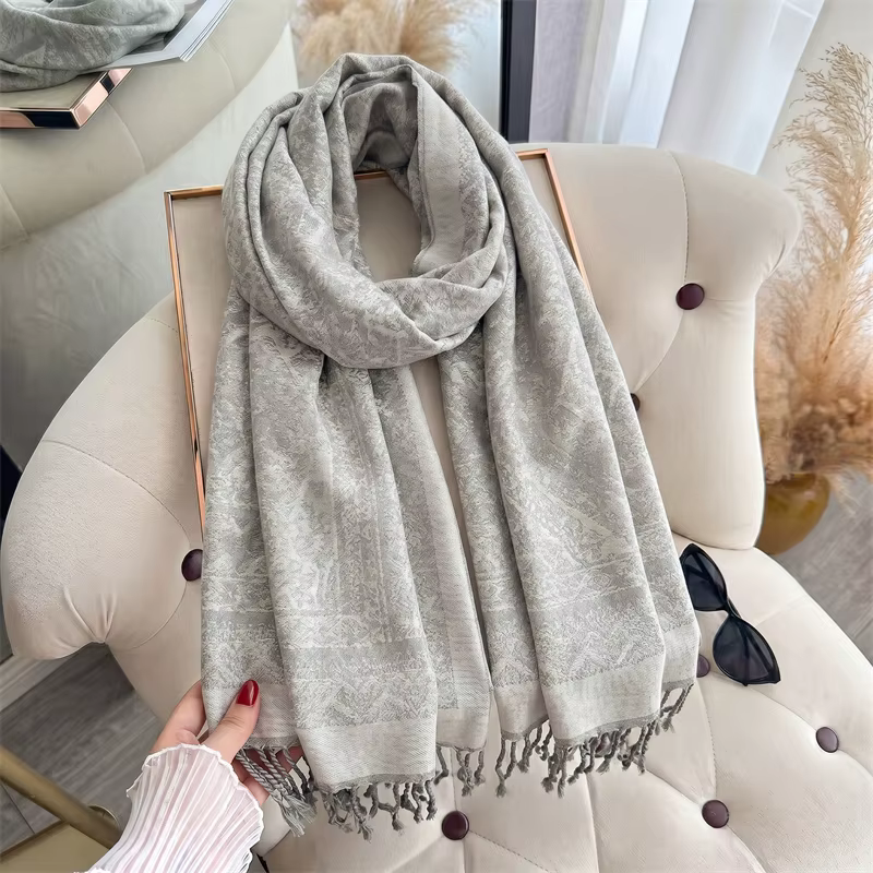 Écharpe Jacquard Gris Clair à Motif Paisley pour Femme, Châle Doux à Pompons, Élégante pour l'Automne et l'Hiver, Idéale pour le Bureau, les Trajets Quotidien, les Voyages, ou comme Cadeau