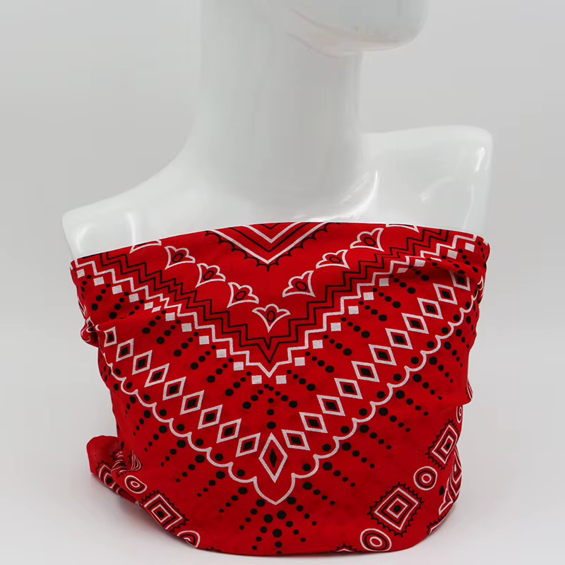 Écharpe carrée rouge à motifs géométriques