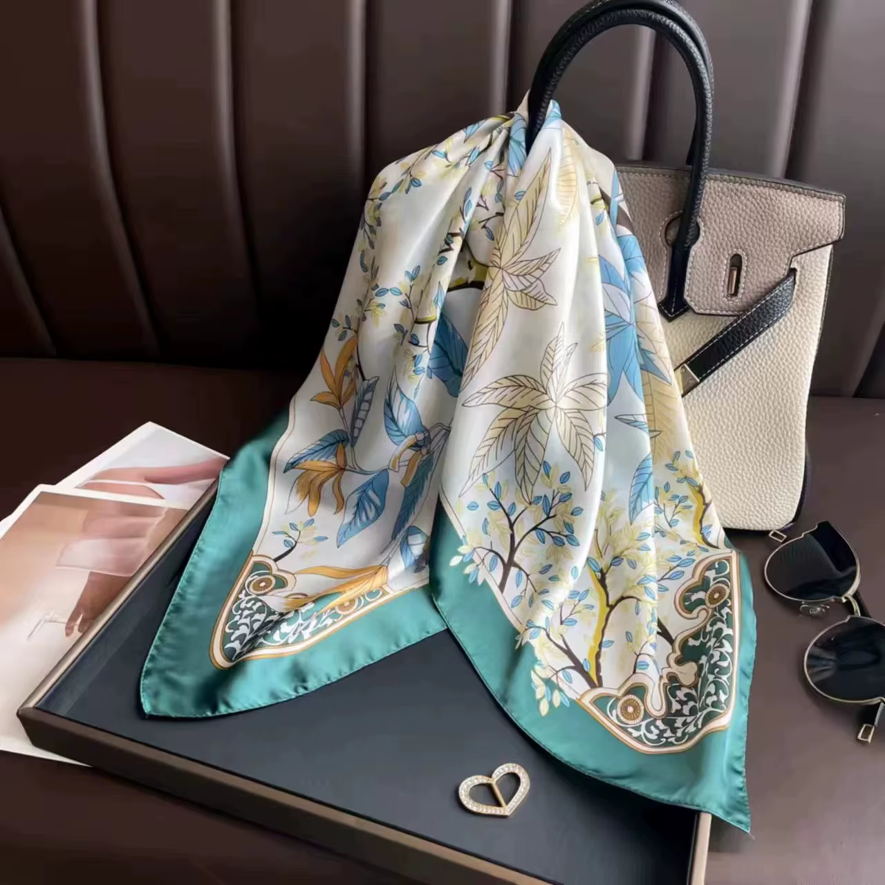 Une écharpe carrée à motif floral en une couleur
