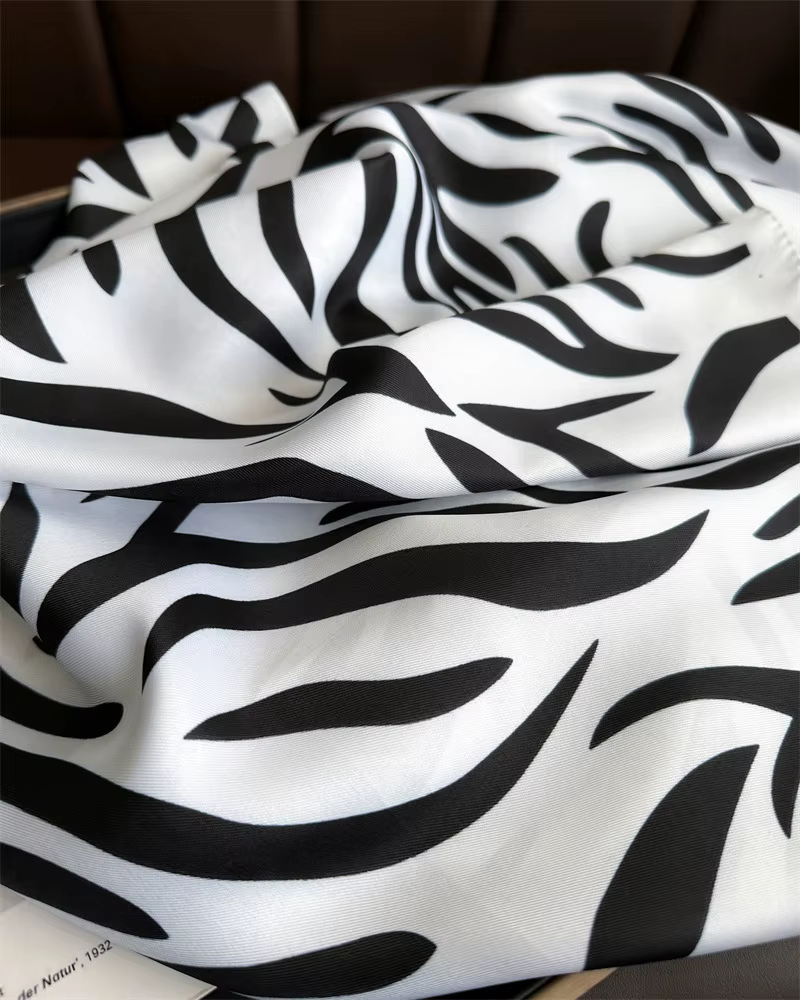 Foulard carré en soie à imprimé rayures zébrées 90*90cm pour femmes