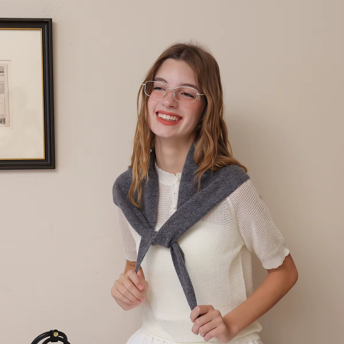 Une écharpe triangulaire tricotée en laine de couleur unie pour femme