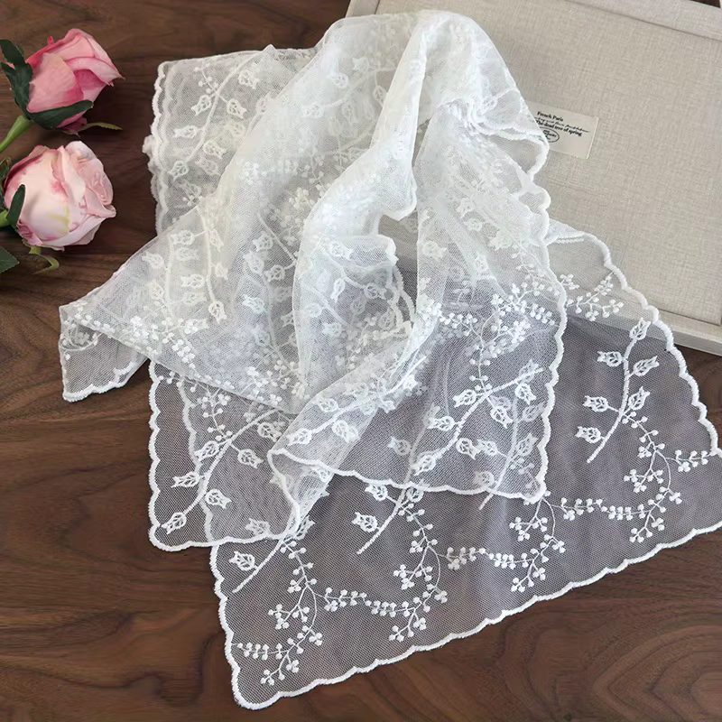 Écharpe en dentelle brodée exquise