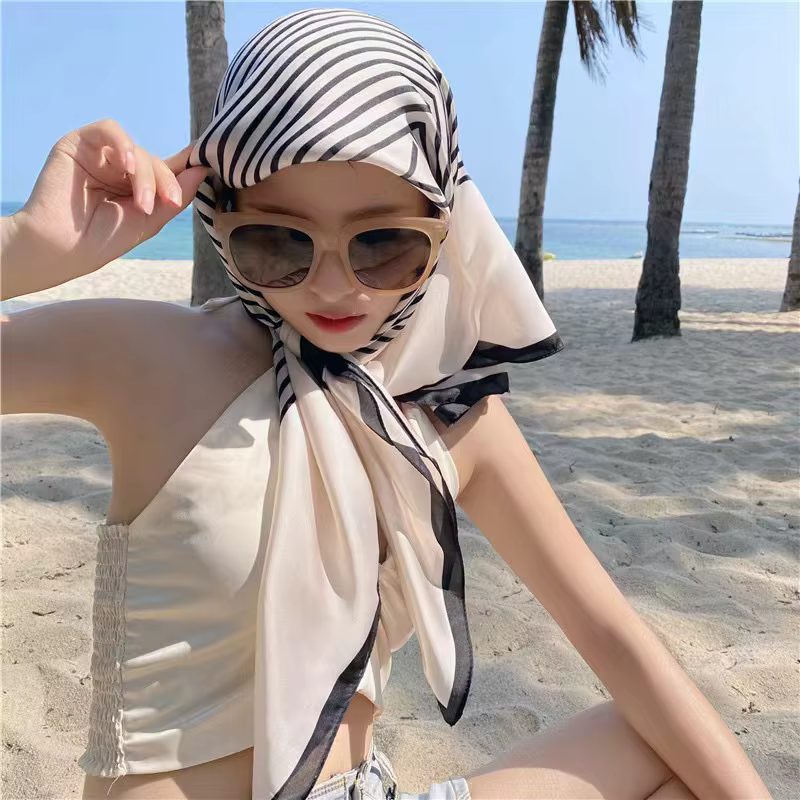 Foulard carré en soie à rayures inclinées