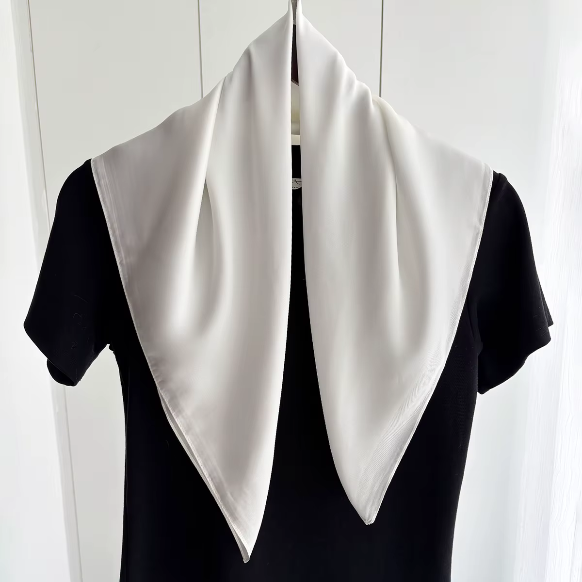 Petit foulard carré en Satin doux de 70cm