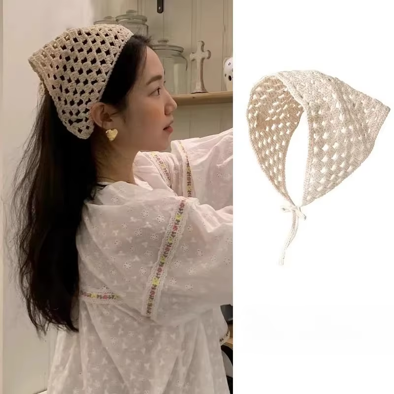 Foulard triangulaire beige d'été