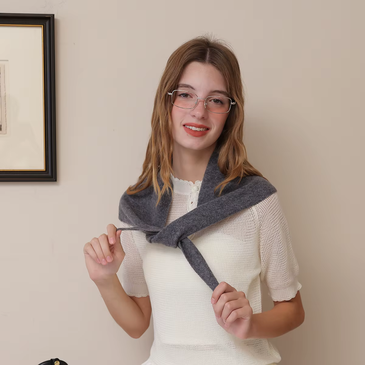 Une écharpe triangulaire tricotée en laine de couleur unie pour femme