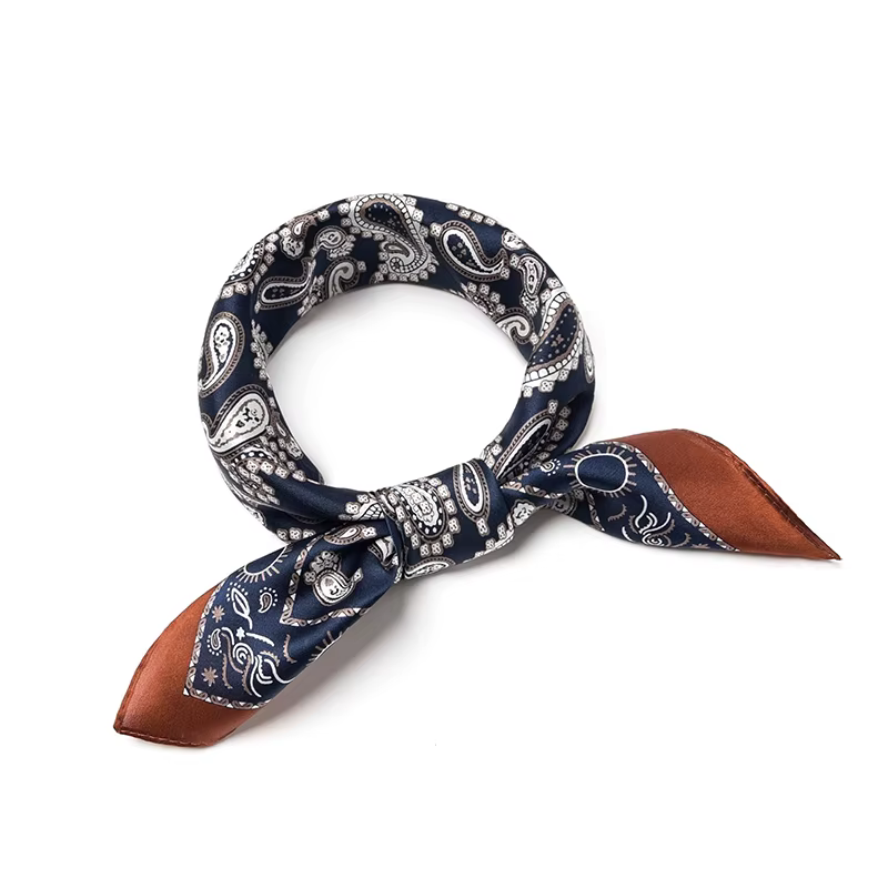◮ Foulard carré en soie motif fleur de cajou pour femme