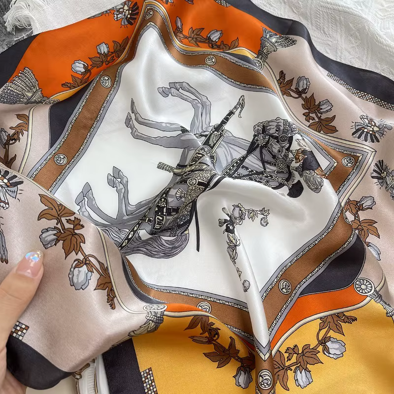 Foulard carré en satin vintage à imprimé équestre