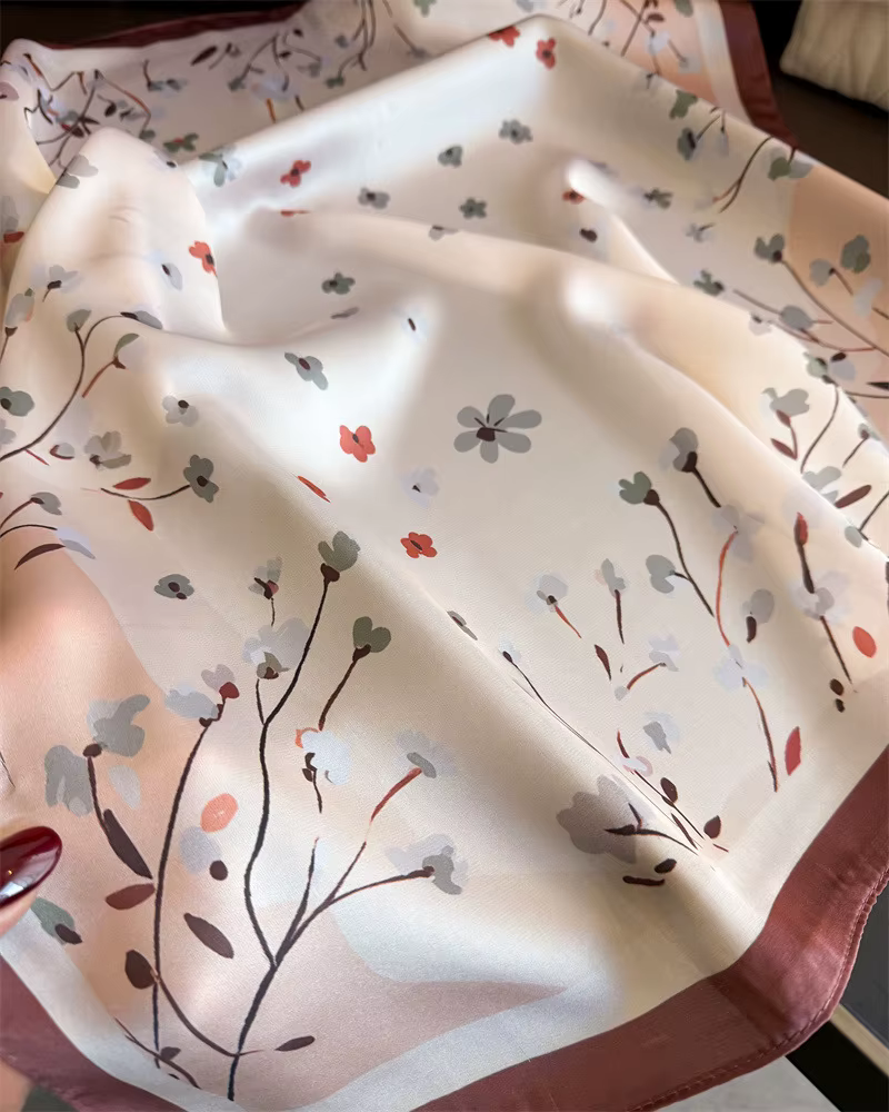 Élégant foulard carré imprimé pour femme