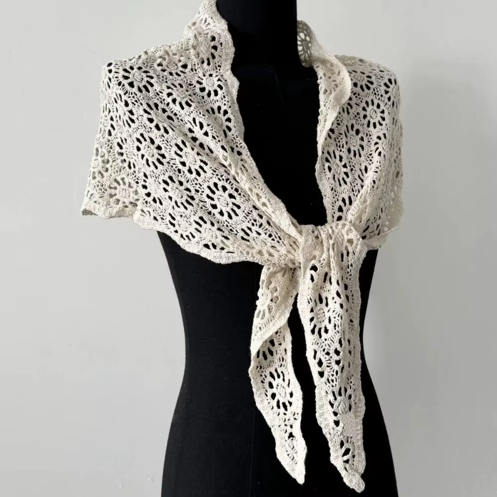 Châle triangulaire ajouré au crochet