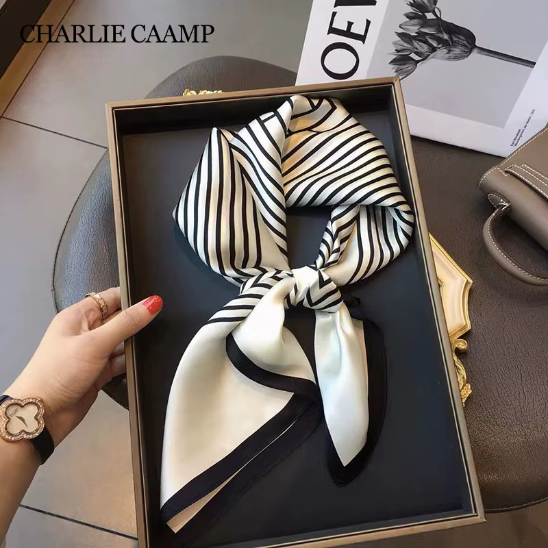 Foulard Carré à Rayures de Luxe pour Femme