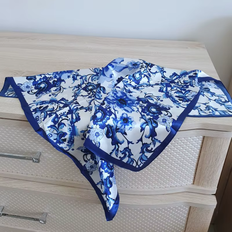 Foulard bleu et blanc pour femmes