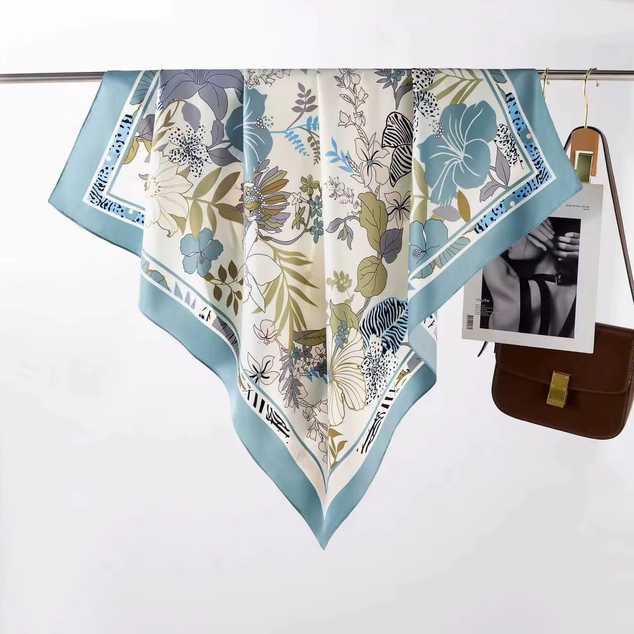 Foulard carré en soie à rayures inclinées