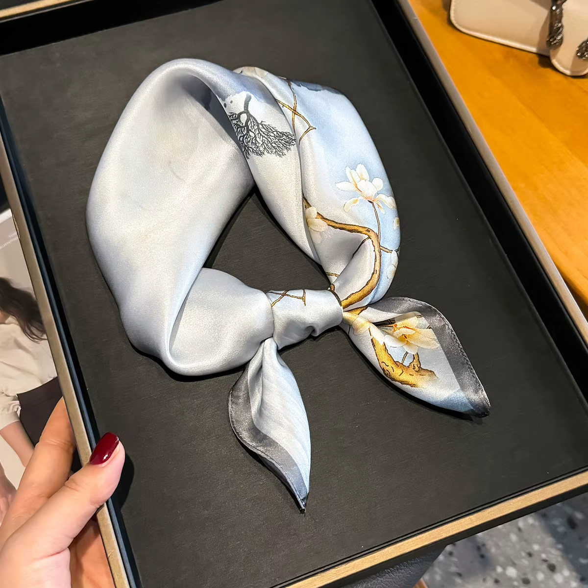 Foulard carré 53 cm en soie de mûrier 100% naturelle pour femme