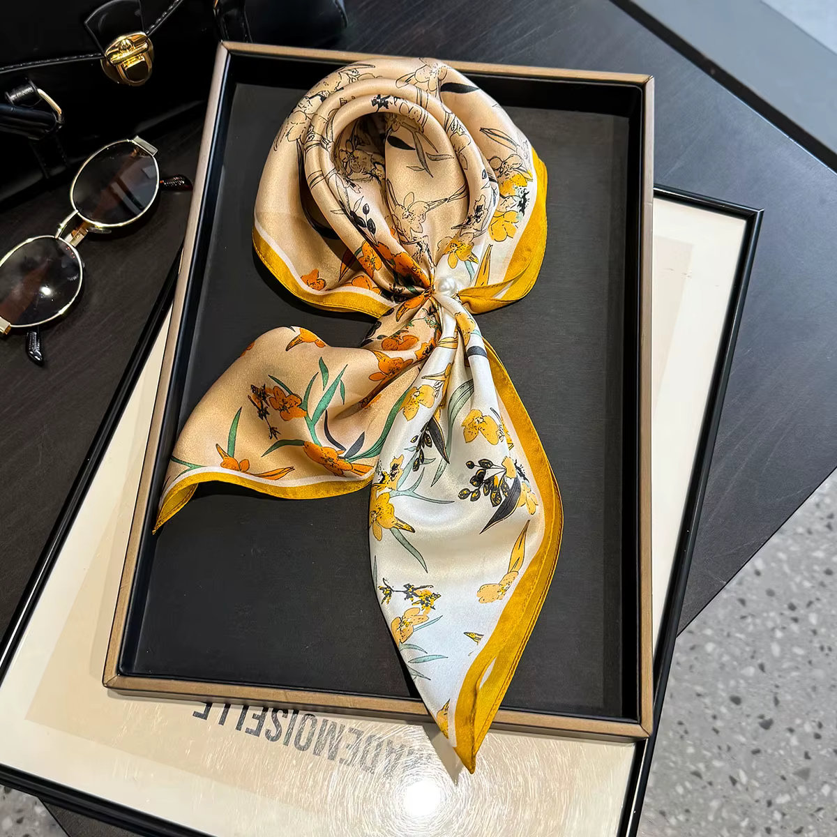 Foulard Chic en soie de mûrier pour femmes