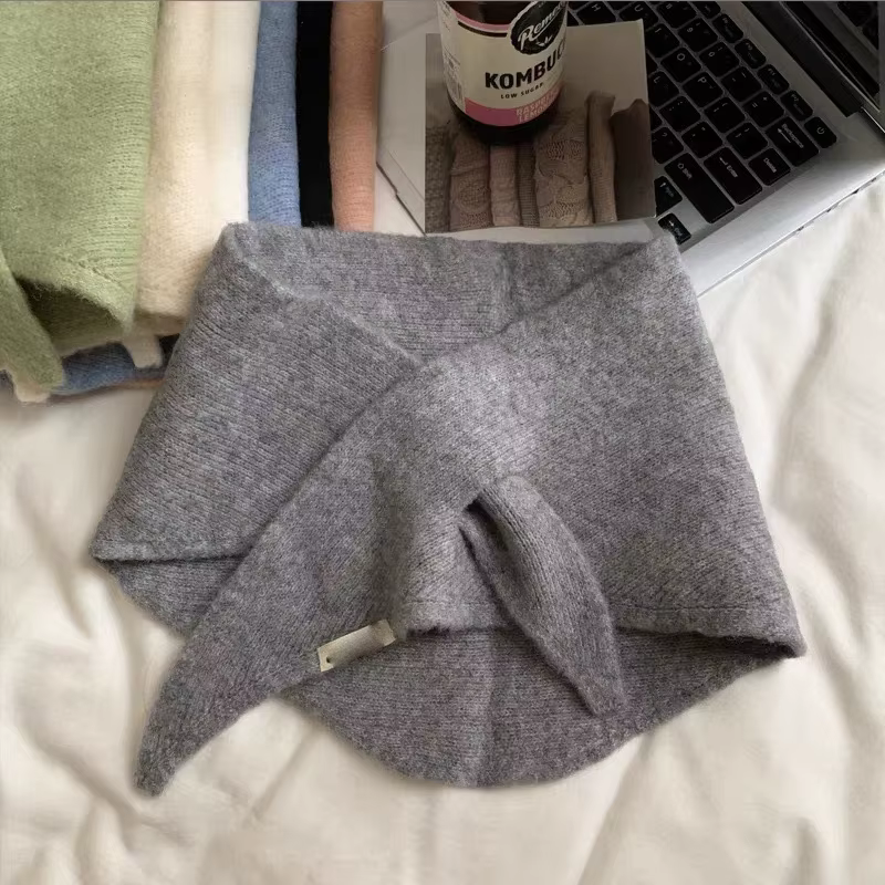 Écharpe Triangulaire Unie Tendance pour Femme – Nouvelle Collection Automne-Hiver 2026 – Petit Châle Tricoté Chaud et Polyvalent à Col Croisé
