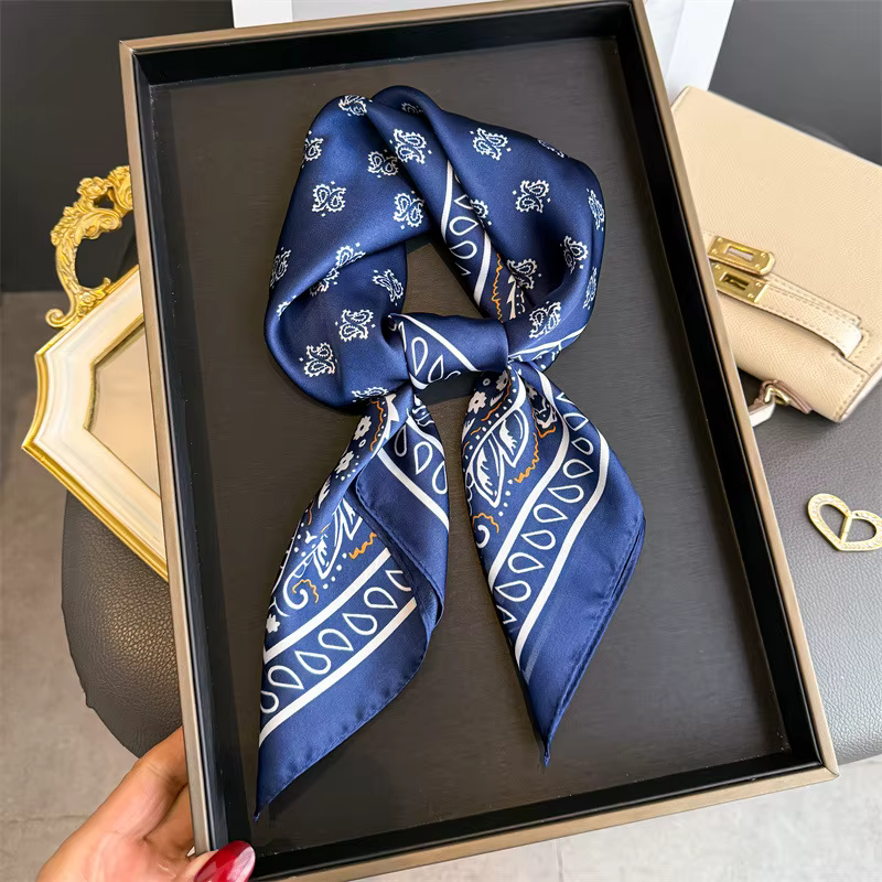 Foulard carré classique en soie bleue pour femme