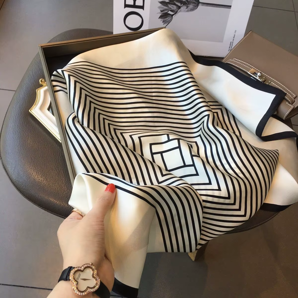 Femmes version coréenne de rayures simples brocart forgeage 70 cm petite écharpe carrée foulard