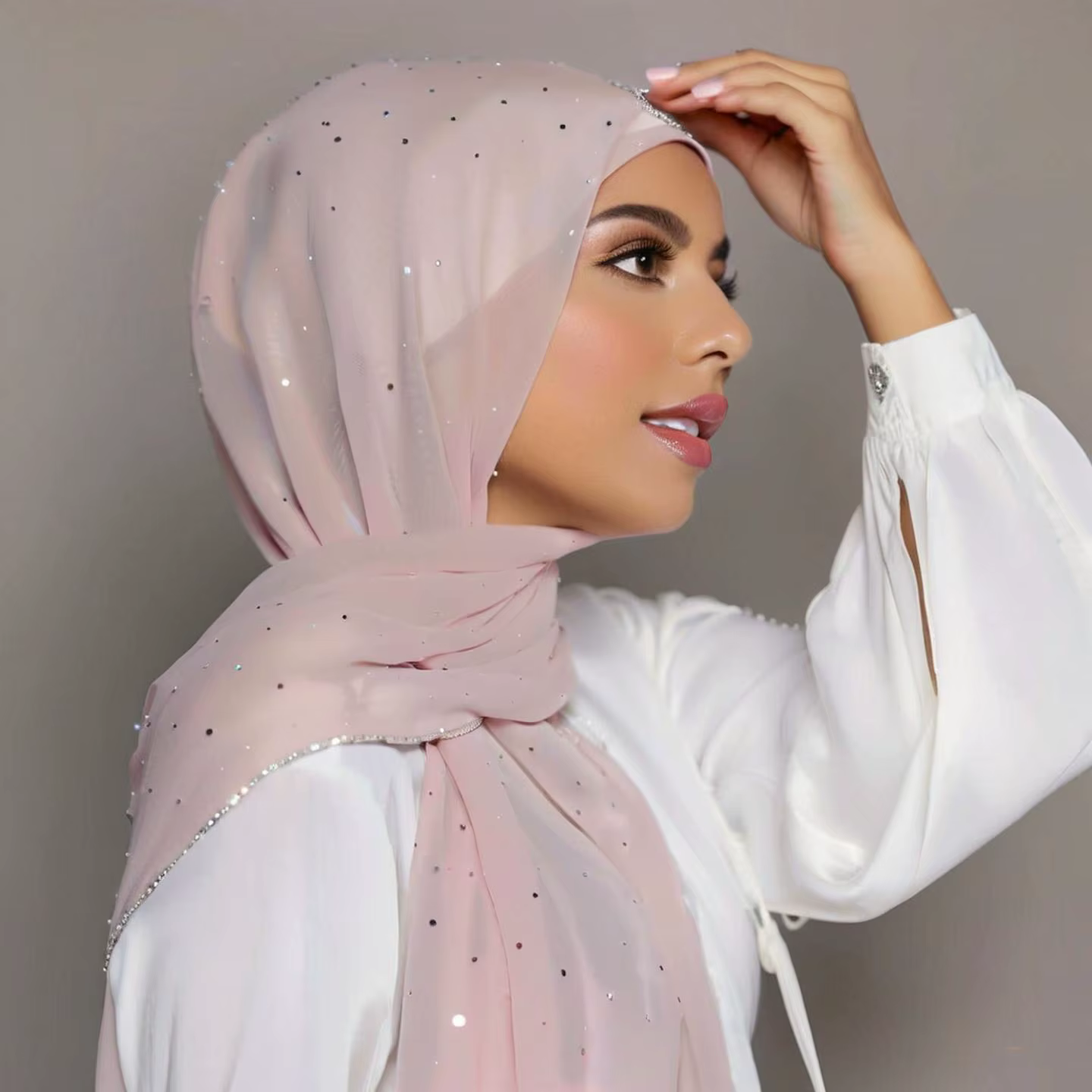 Écharpe en mousseline de soie de couleur unie avec des strass complets