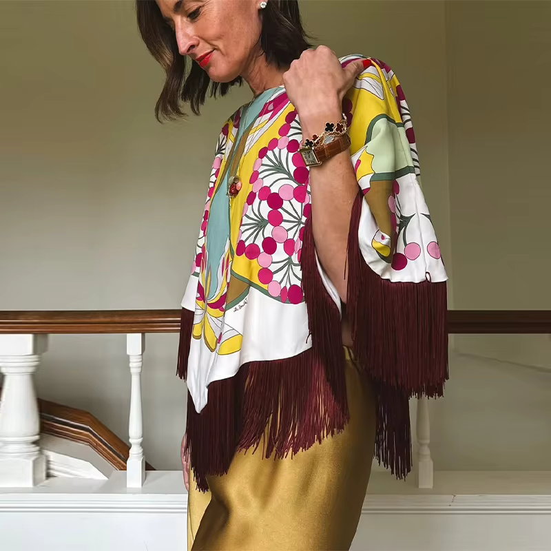 Nouvelles Écharpes Femme Broderie Mode Pompons Élégantes à Lacets Col Montant Châle Féminin Accessoires de Vacances Été 2026
