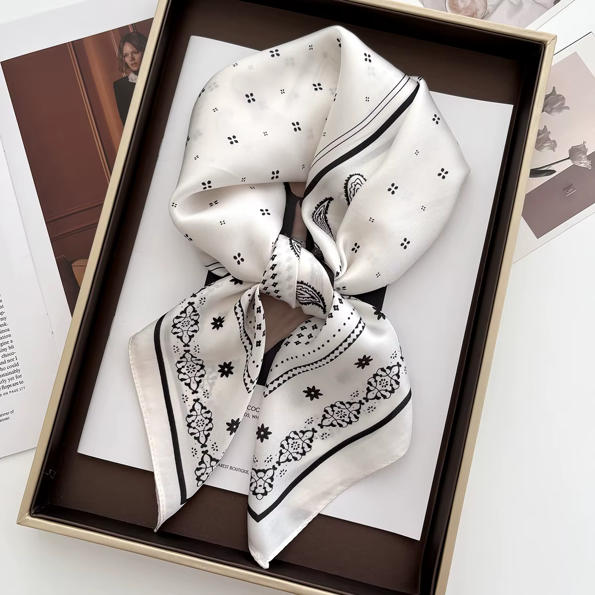 Foulard carré rétro en soie satinée à motif cachemire pour femme