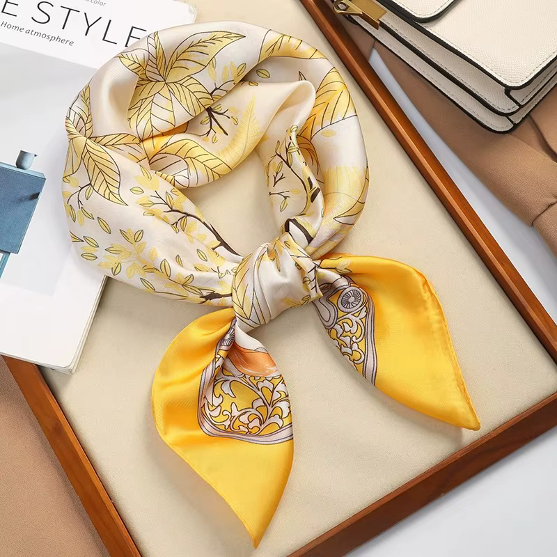 Une écharpe carrée à motif floral en une couleur