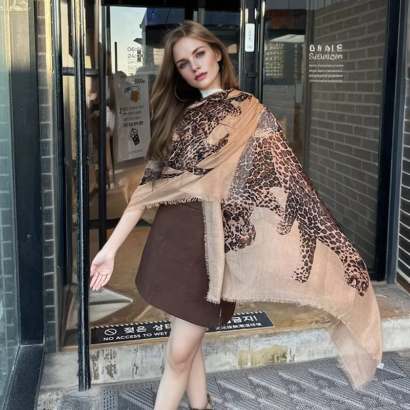 Écharpe de luxe à imprimé léopard pour femme
