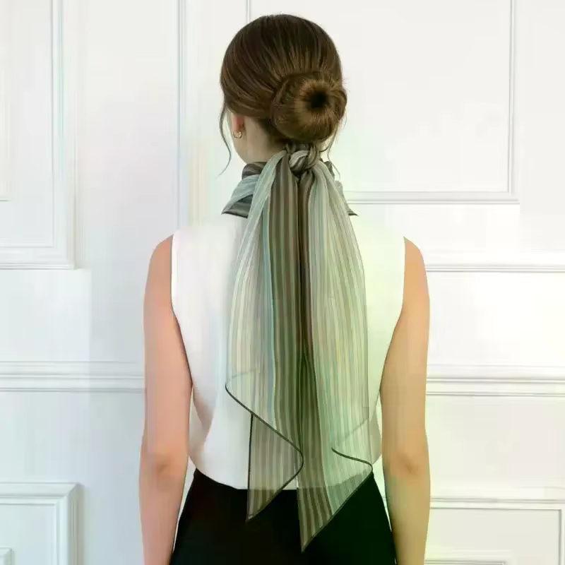 Écharpe en soie rayée pour femme
