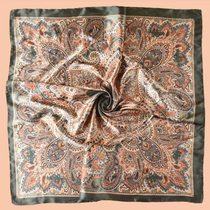 Foulard carré en soie imprimé de marque de luxe pour femme