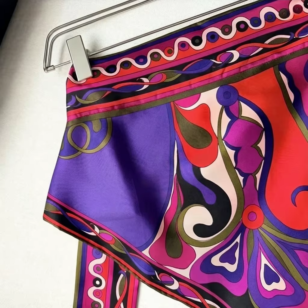Foulard classique pour femme de couleur violette avec logo signature de créateur