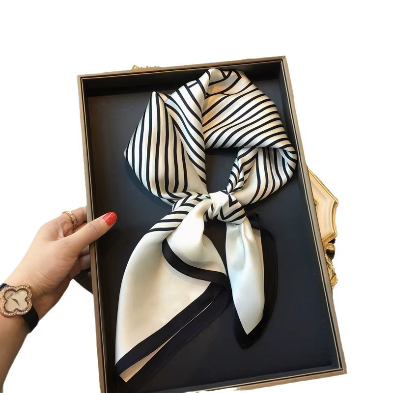 Foulard en soie à rayures simples et élégantes