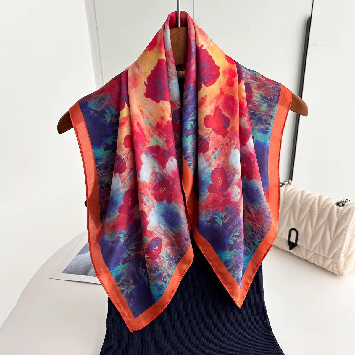 Foulard carré élégant pour femme en imitation soie à motif floral