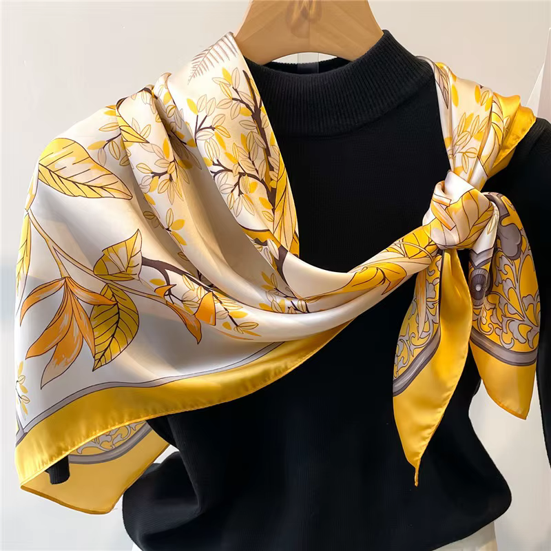 Foulard en soie jaune pour femmes