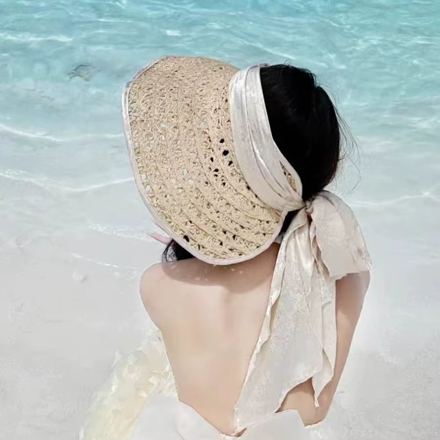 Chapeau de soleil élégant en raphia ajouré pour femme