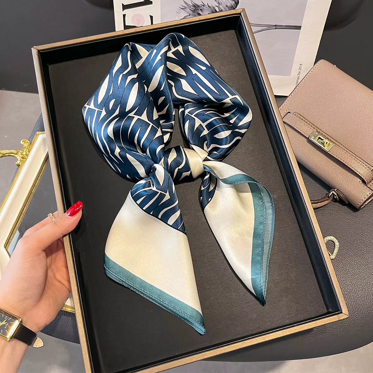 Grand foulard carré de 27 pouces pour femme