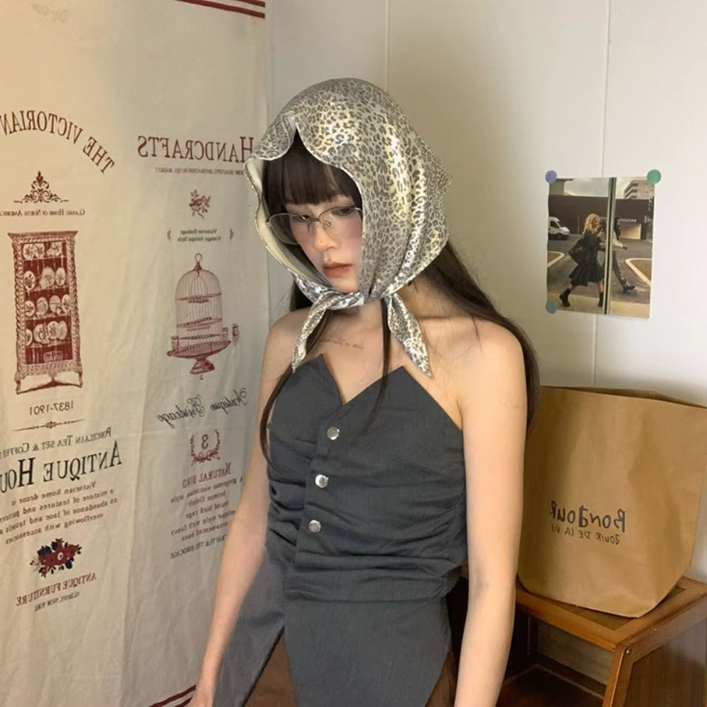 Élégant foulard triangulaire imprimé Y2K en soie brillante, foulard pour cheveux Hip Hop, foulard en soie imprimé léopard pour filles stylées, accessoires vestimentaires